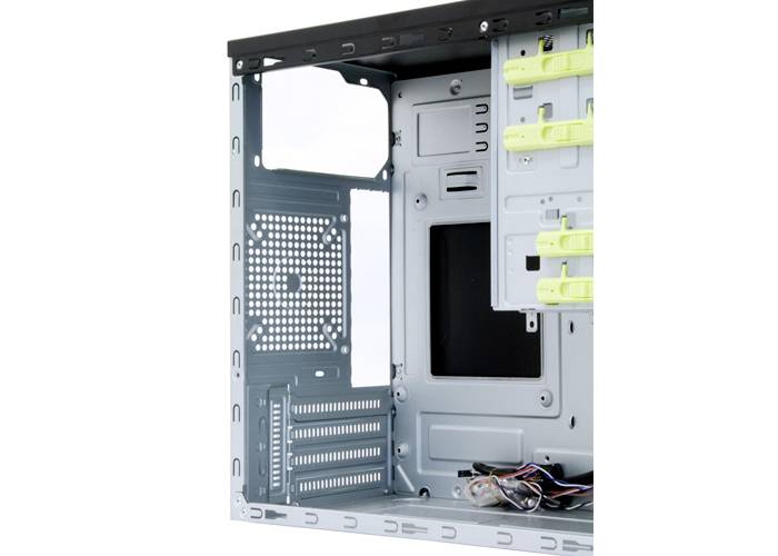 Vnitřní pohled do prázdného počítačového skeletu. Různé sloty a držáky jsou viditelné a připravené na instalaci hardwarových komponent.