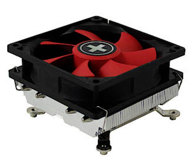 Černočervený počítačový ventilátor s rotujícím vrtulkovým listem a chladičem umístěným pod ním.