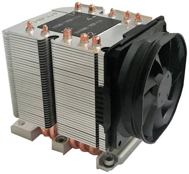 Chladič s ventilátorem a měděnými tepelnými trubicemi pro chlazení počítačových procesorů. Kompaktní design pro efektivní odvod tepla.