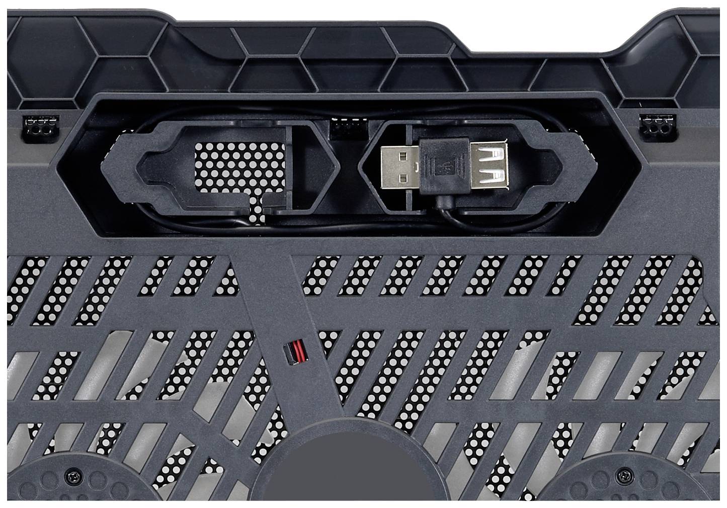 Černý ventilátor s USB připojením integrovaný do stojanu na notebook. Větrací štěrbiny pro chlazení jsou viditelné.