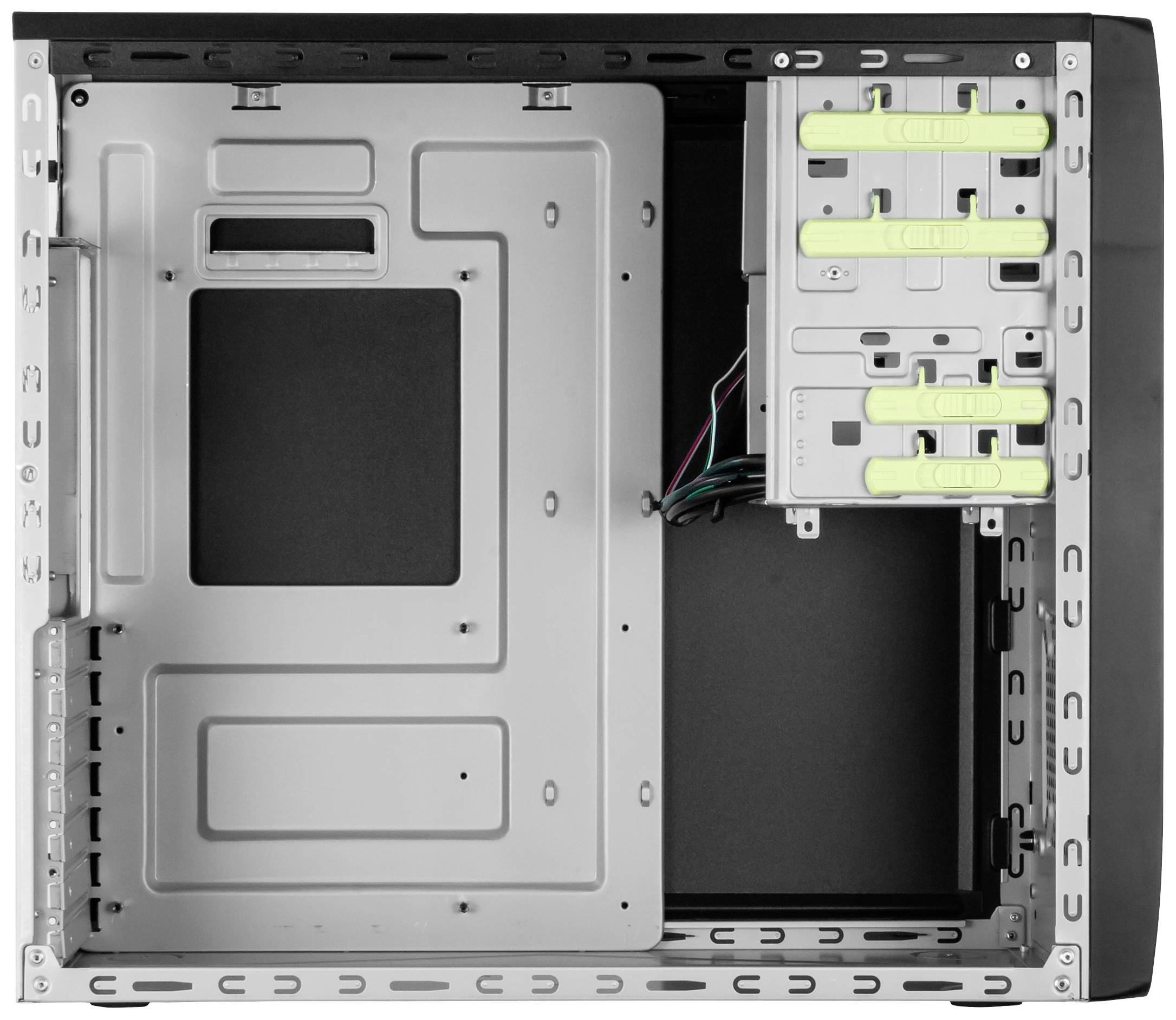 Prázdná počítačová skříň pohledem z boku. Zobrazuje montážní místa pro komponenty a vedení kabeláže. Žádný hardware není nainstalován.