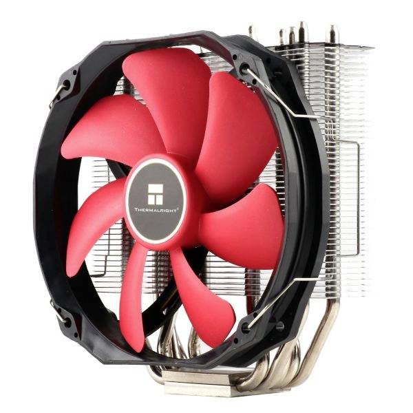Červený počítačový ventilátor s kovovými chladicími žebry pro odvod tepla. Vhodný pro chlazení PC díky efektivní cirkulaci vzduchu.