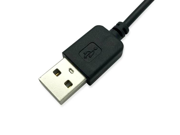 Černý USB kabel s konektorem USB-A ukazuje symbol USB připojení na pouzdře konektoru.