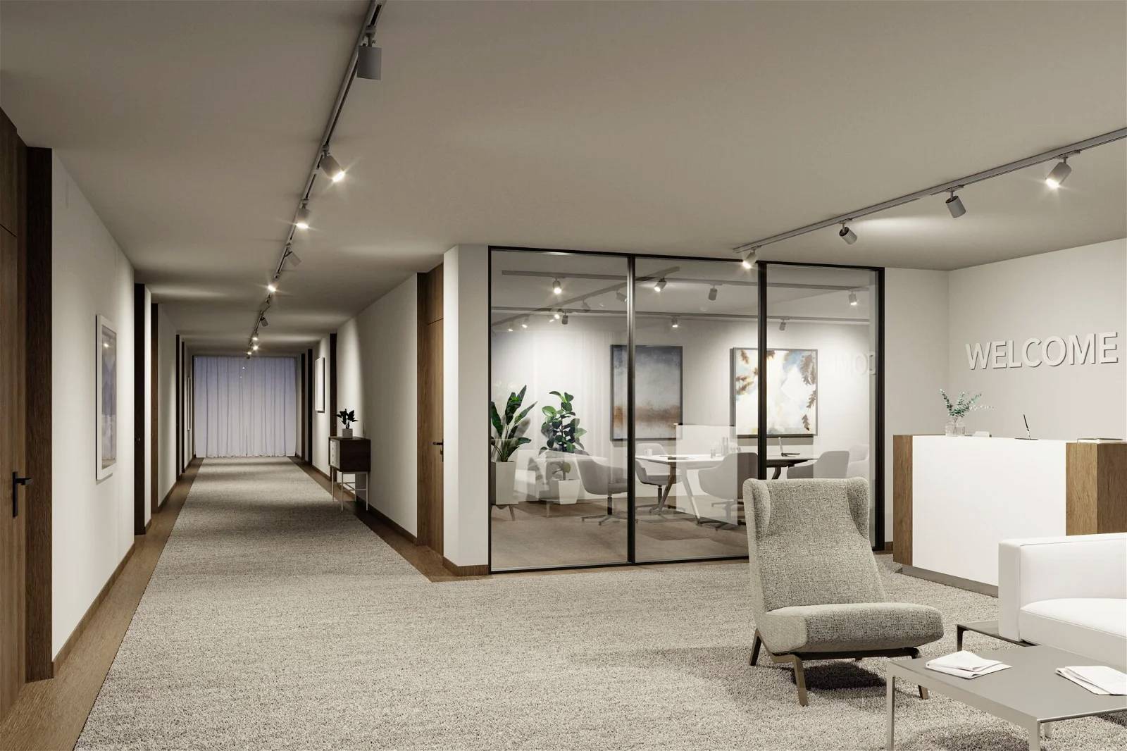 Moderní kancelář s prosklenými příčkami, recepční pult s nápisem 'Welcome', šedé křeslo v popředí, rostliny a nástěnné umění v pozadí.