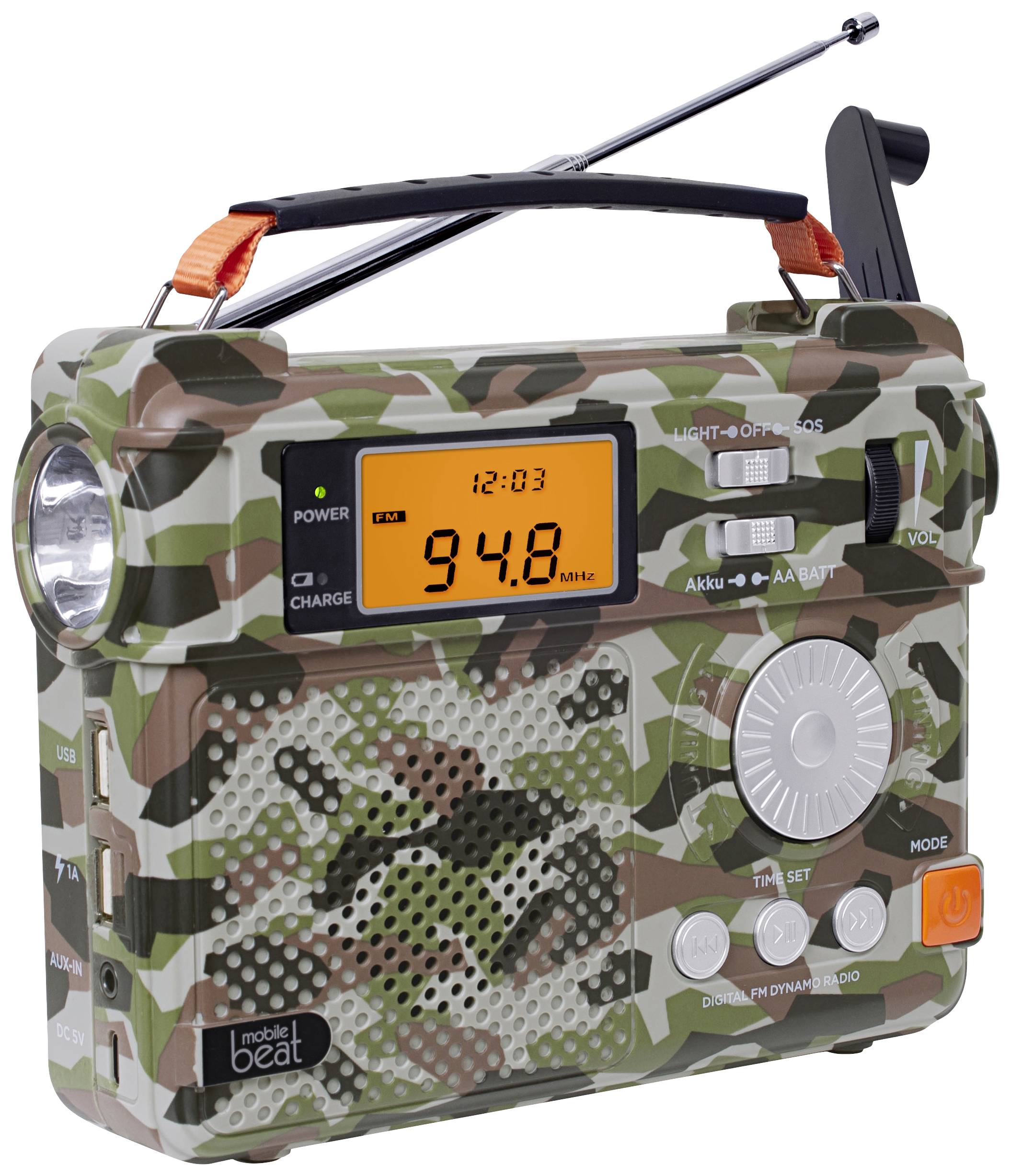 Přenosné rádio v maskáčovém vzoru s displejem zobrazujícím '12:03', FM frekvence '94.8 MHz', USB, svítilnou a klikou s dynamem.