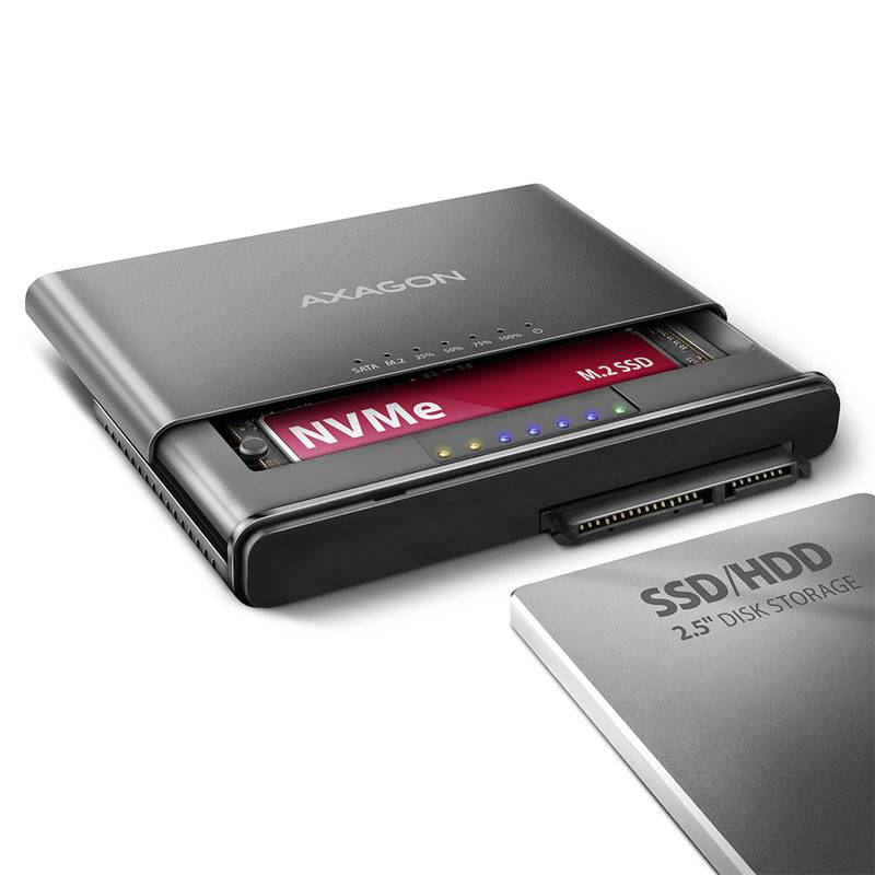Černý obal NVMe M.2 SSD od značky AXAGON s vloženým diskem. Vedle něj leží stříbrný ochranný kryt pro SSD/HDD.
