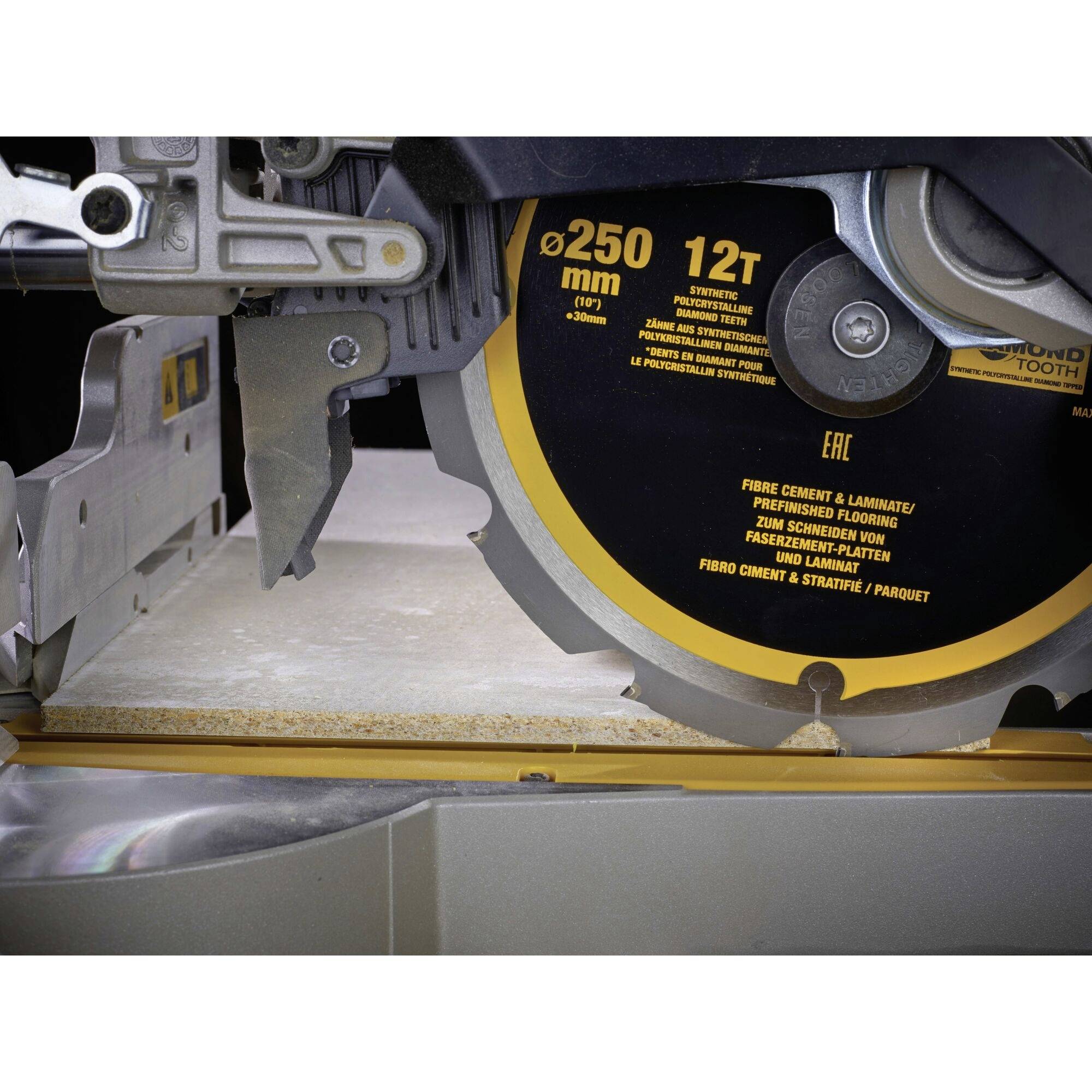 Kotoučová pila s 250mm pilovým listem o 12 zubech přesně prostupuje dřevěnou deskou.