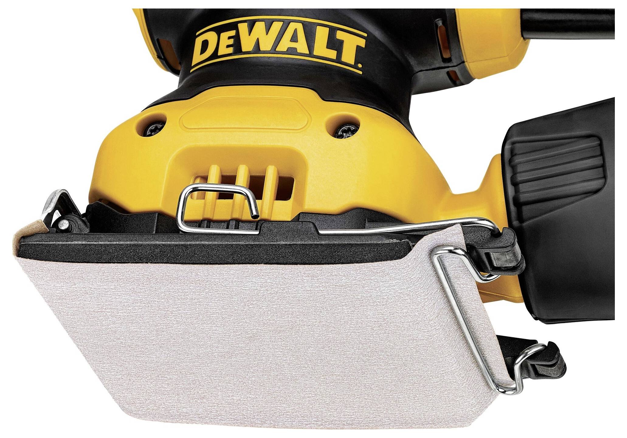 Detailní záběr žluté brusky DeWalt, která má upnutý brusný papír.
