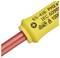 Detail šroubováku se žlutou rukojetí. Na rukojeti jsou vytištěny technické specifikace včetně symbolů a kódů.