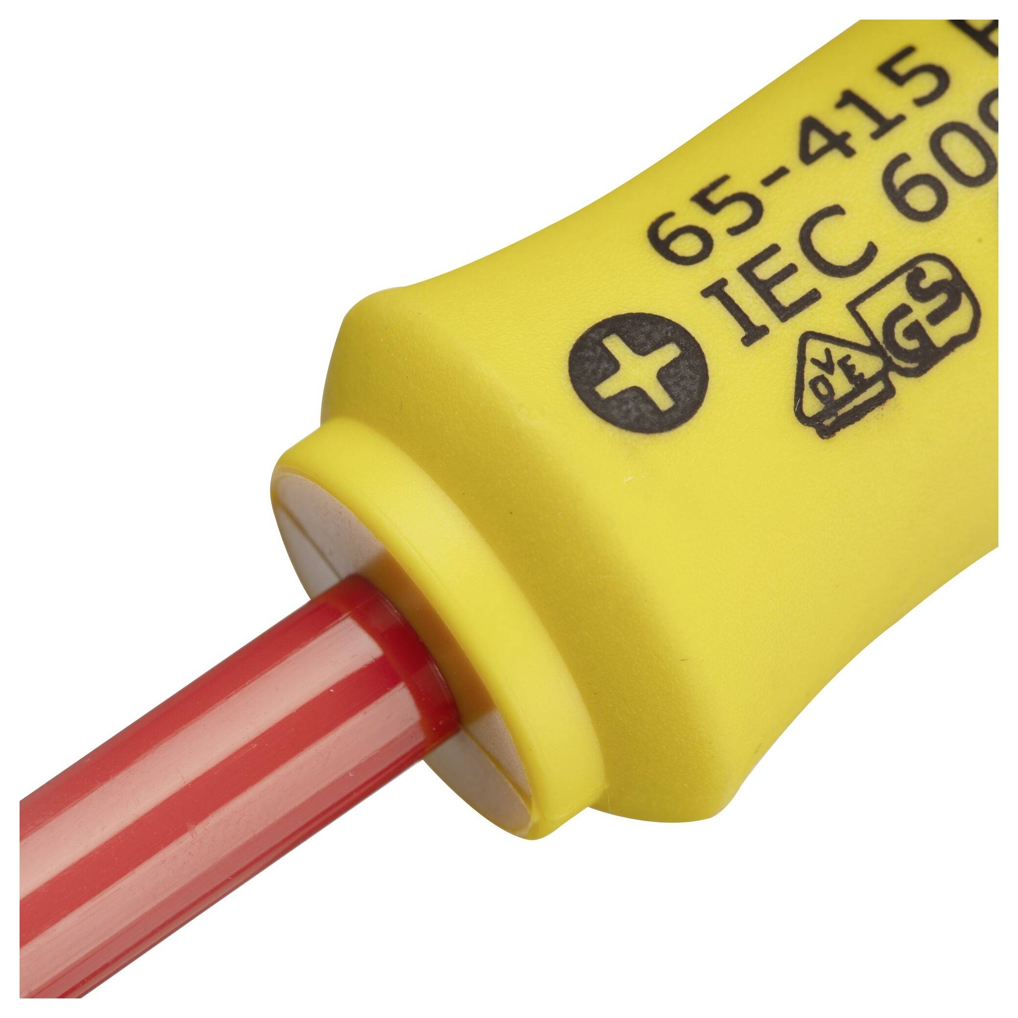 Detail šroubováku žluté a červené barvy s izolací a standardním značením podle IEC 60900, vhodný pro práci na elektrických zařízeních.