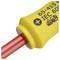 Detail šroubováku žluté a červené barvy s izolací a standardním značením podle IEC 60900, vhodný pro práci na elektrických zařízeních.