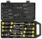 Sada sedmi šroubováků s černými rukojeťmi v žluté konzole. Na každé rukojeti je vytištěno logo 'Stanley'.
