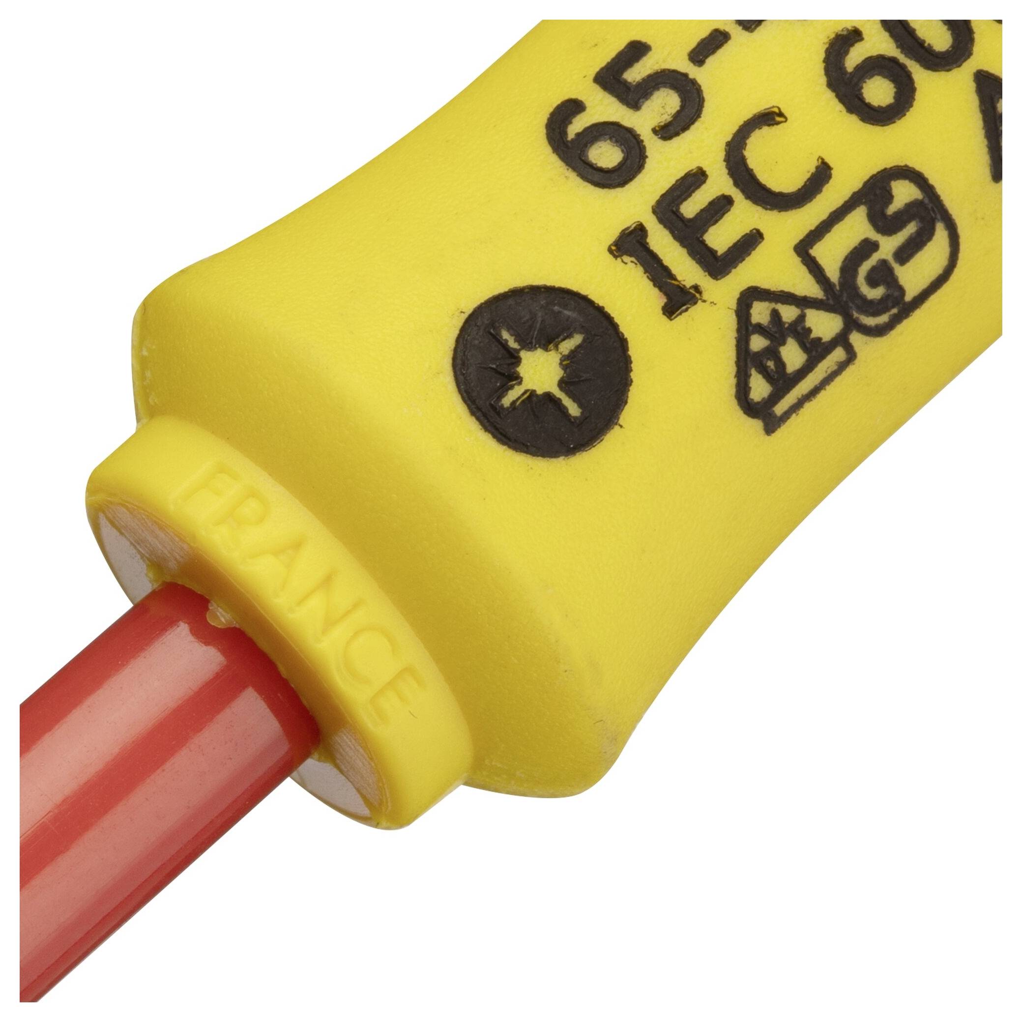 Žlutá rukojeť šroubováku s červeným dříkem, označená symboly 'IEC 60900', 'GS' a 'VDE', poukazuje na bezpečnost a technické normy.
