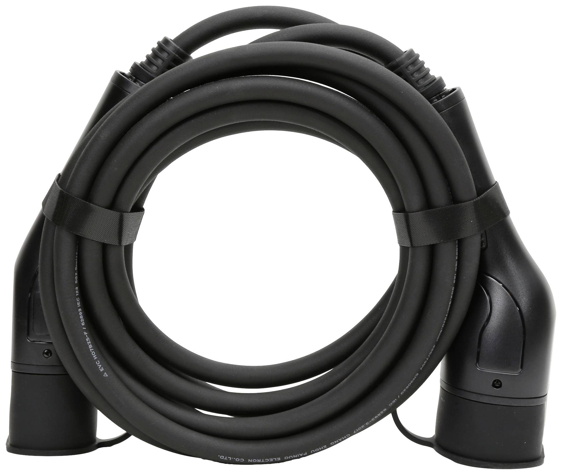 Svinutý černý nabíjecí kabel se dvěma konektory na koncích, vhodný pro elektromobily.