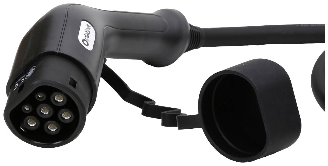 Černý nabíjecí konektor pro elektrické vozidlo s odnímatelným ochranným krytem, boční pohled, ukazující kulaté kovové kontakty.