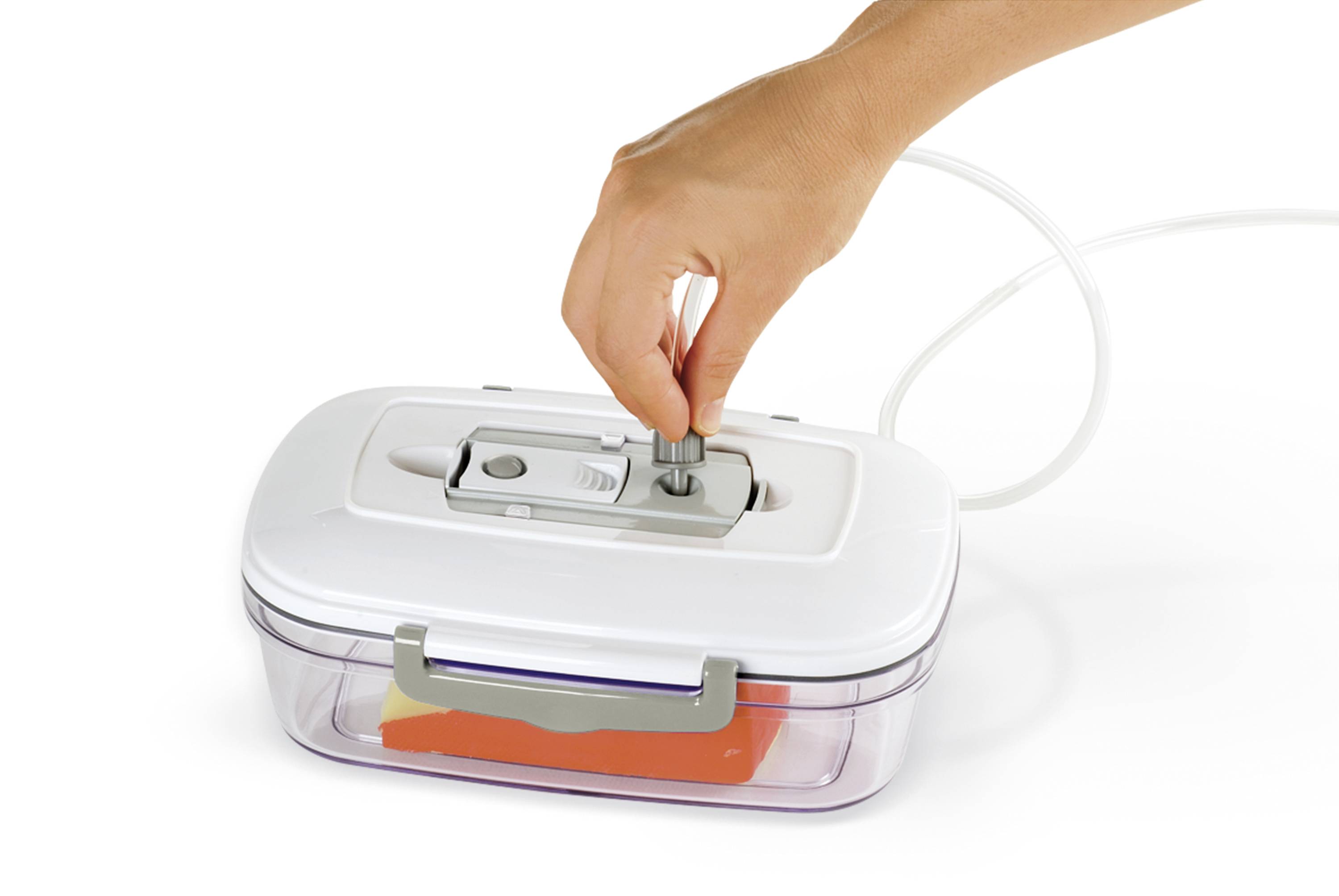 Jedna ruka otáčí uzávěrem ventilu obdélníkového vakuového kontejneru s bílým víkem, aby jej uzavřela.