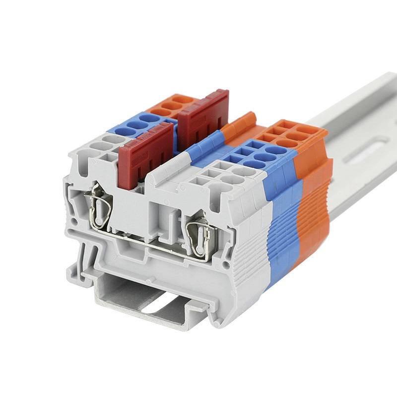 Detailní svorkovnice s barevně označenými sponkami a kontakty, připravená k elektrickému montážnímu propojení.
