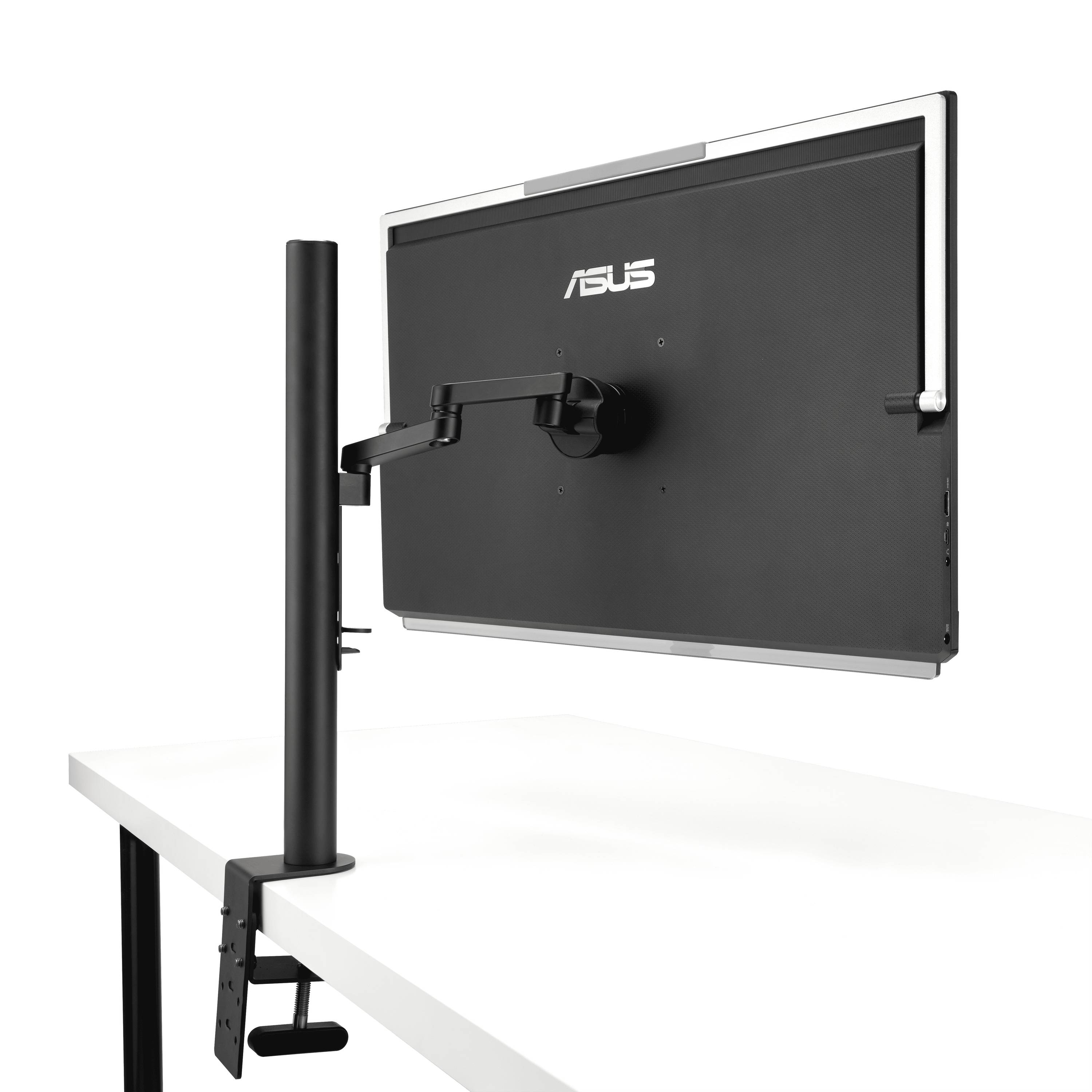 Počítačový monitor namontovaný na výškově nastavitelném rameni stolního držáku ukazuje flexibilitu a ergonomické přizpůsobení.
