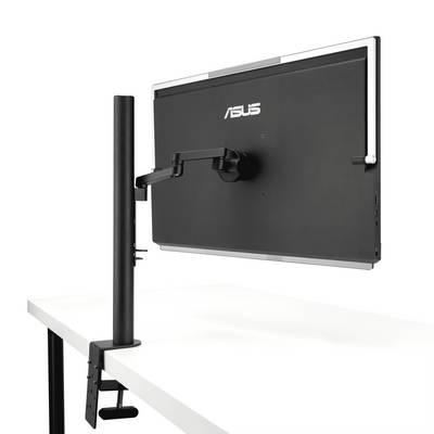 Počítačový monitor namontovaný na výškově nastavitelném rameni stolního držáku ukazuje flexibilitu a ergonomické přizpůsobení.