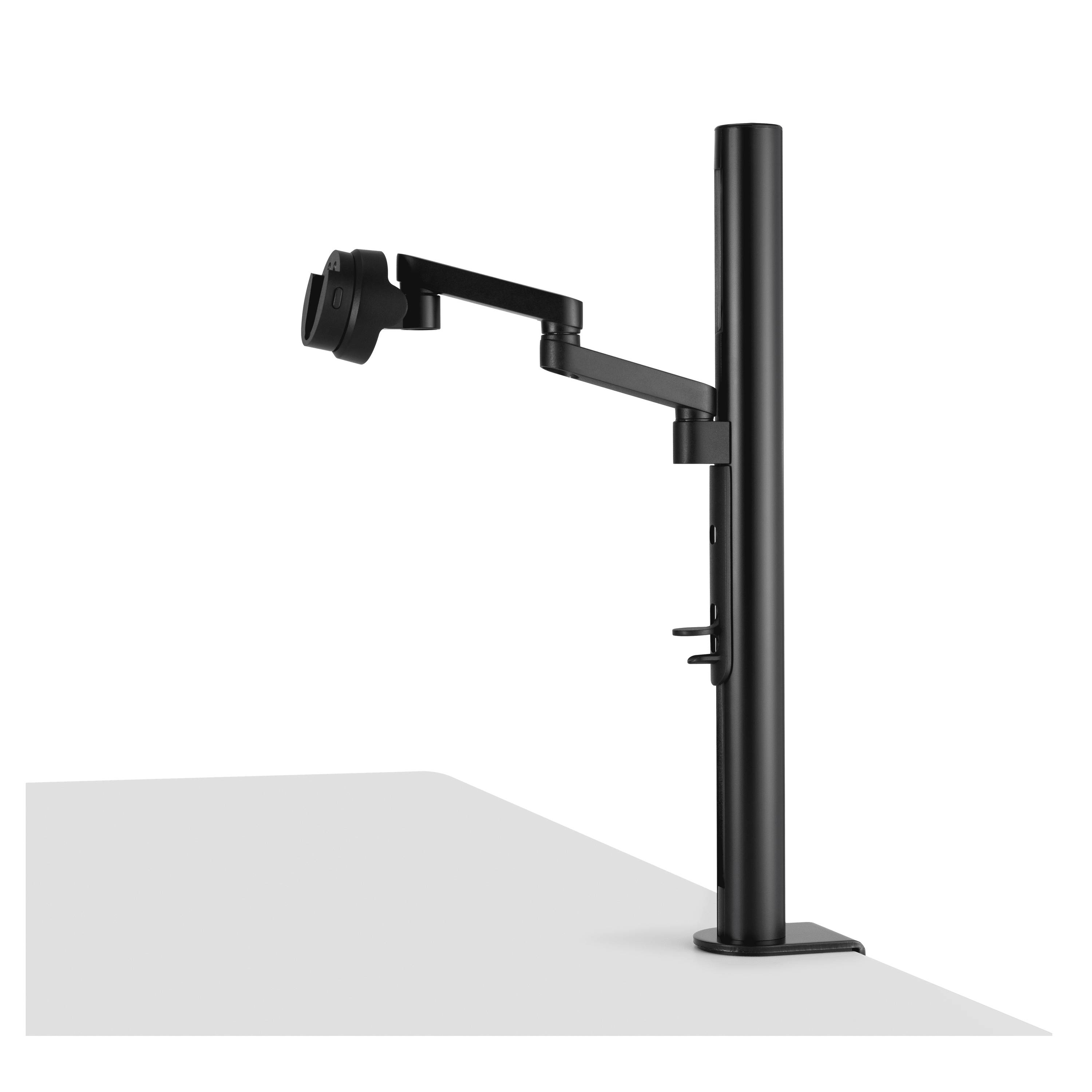 Černý držák monitoru namontovaný na stole, s nastavitelným ramenem pro flexibilní polohování obrazovky.