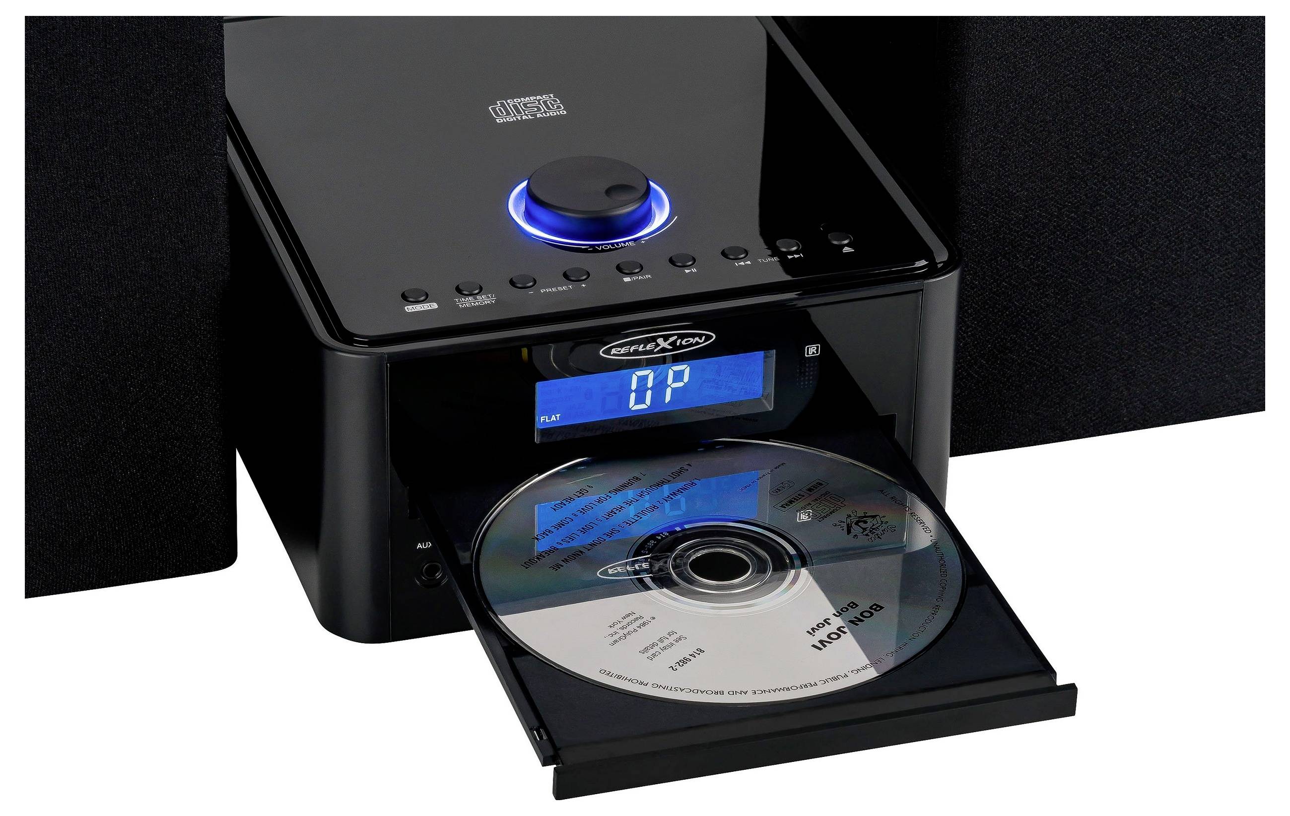 Černý přehrávač CD s modrě osvětlenými ovládacími prvky, otevřenou přihrádkou na disk s CD a digitálním displejem zobrazujícím „0P".