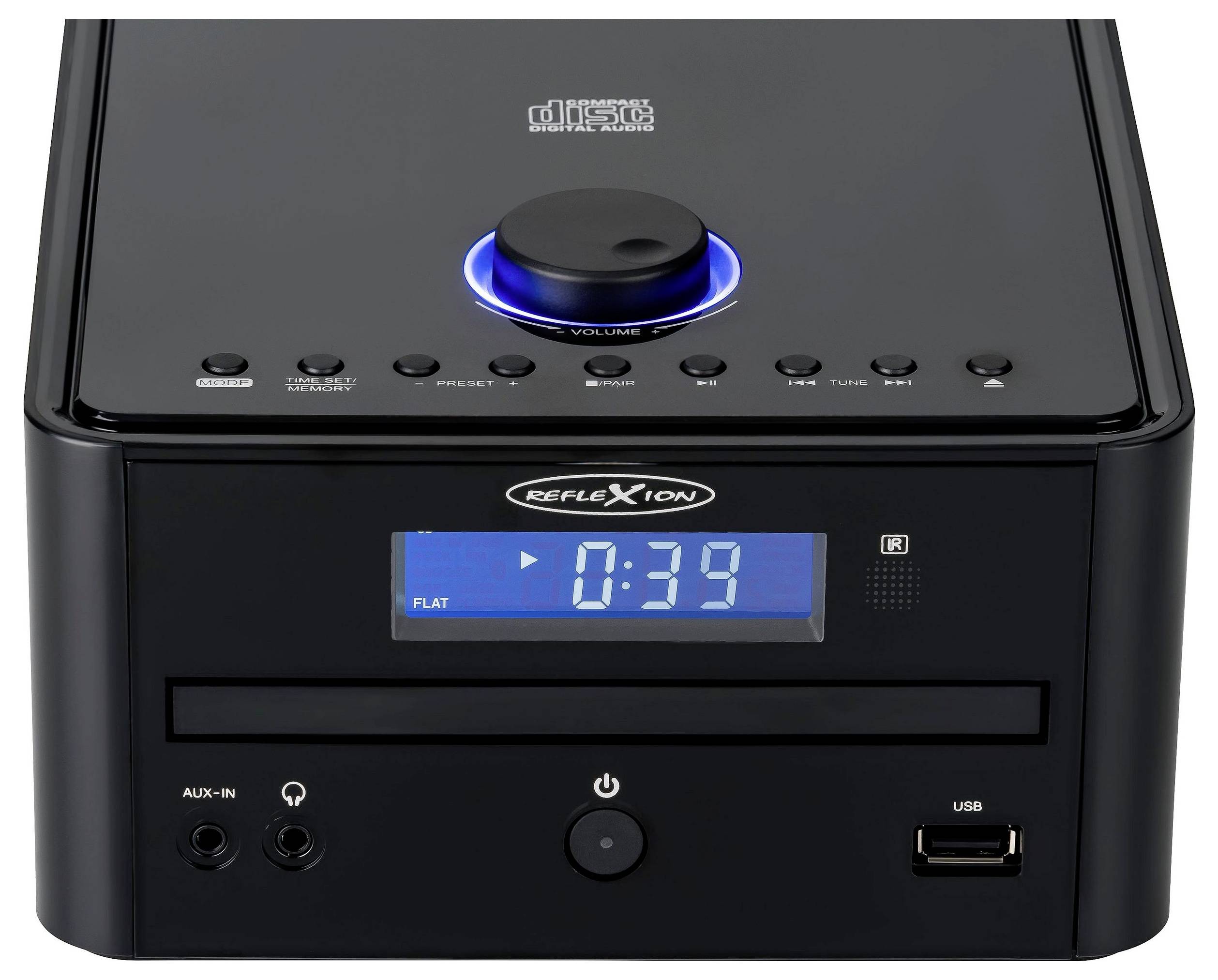 Stereofonní systém Black Reflexion s horním regulačním kolečkem hlasitosti, modrým digitálním displejem zobrazujícím 0:39, slotovou CD mechanikou, AUX vstupem, sluchátkovým jackem, tlačítkem napájení a USB portem.