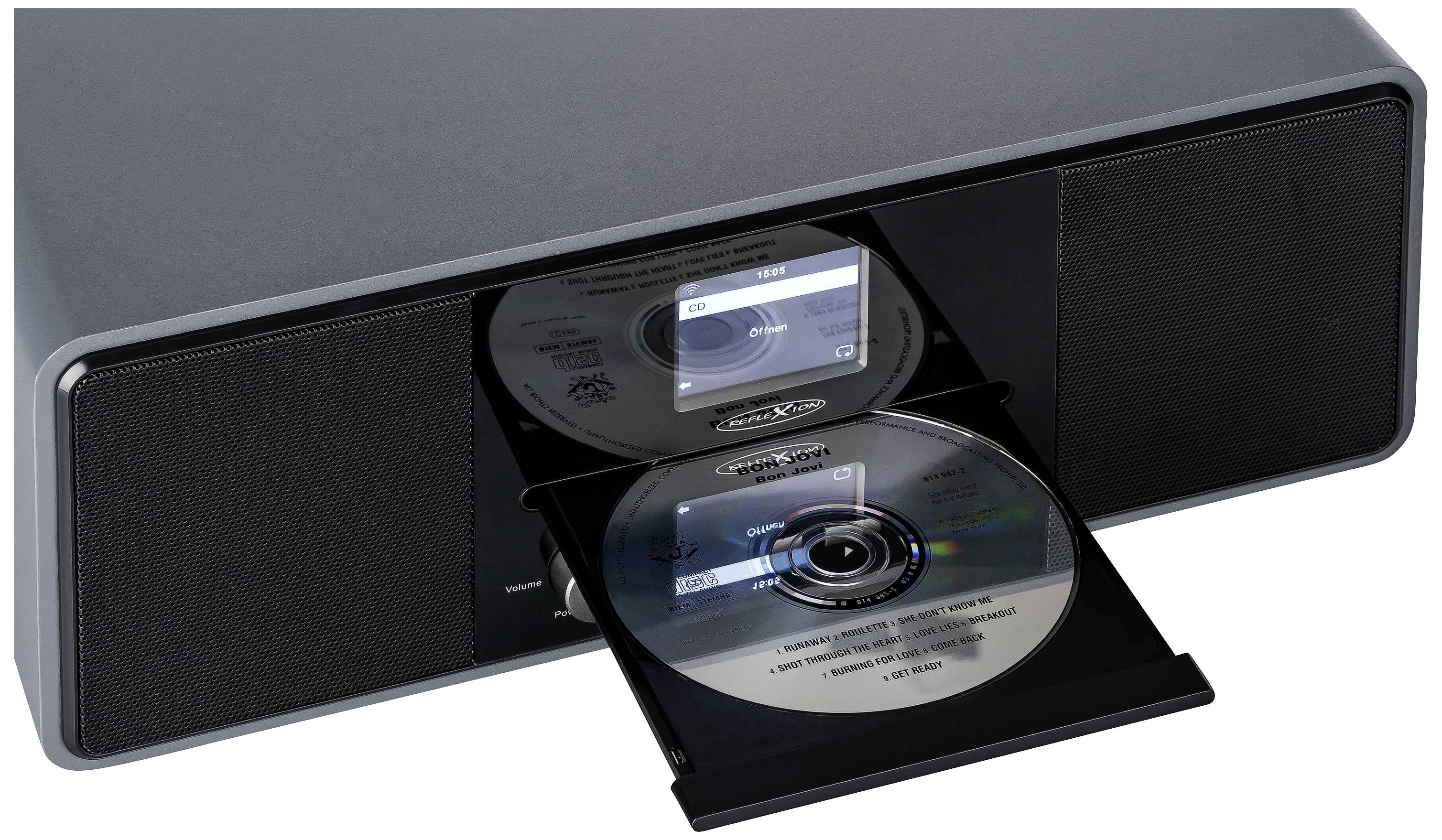 Černý CD přehrávač s otevřeným šuplíkem, ve kterém jsou viditelné dvě CD. Malý displej se nachází nad šuplíkem.