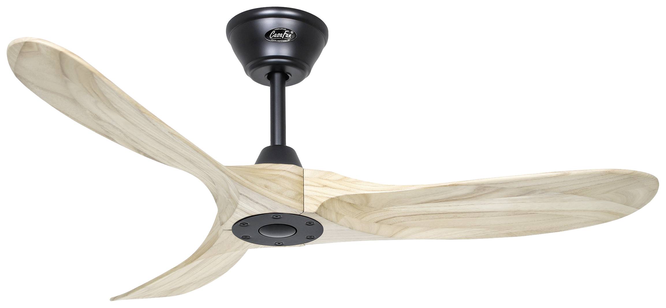 Stropní ventilátor se třemi velkými, esteticky zahnutými dřevěnými listy, upevněný na černém držáku. Moderní design pro obytné prostory.