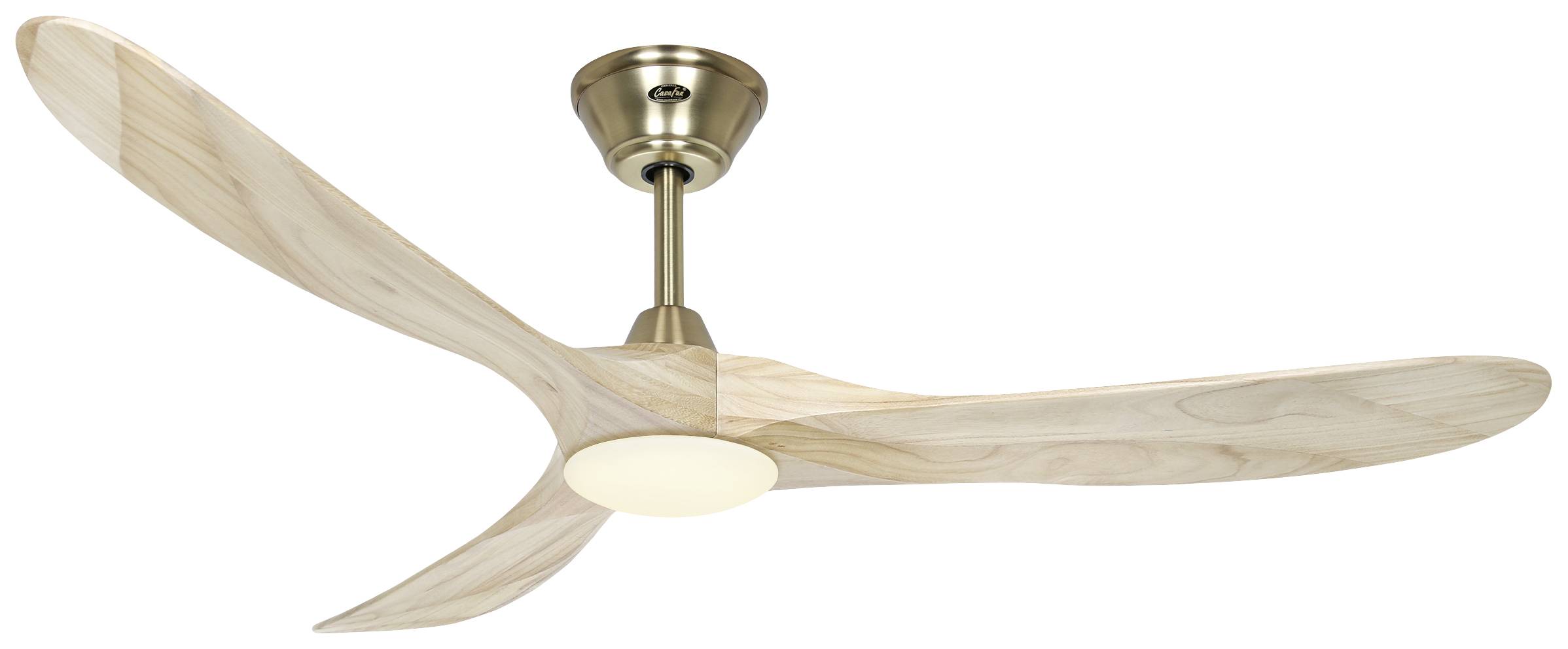 Stropní ventilátor ze dřeva se třemi listy a vestavěným osvětlením, upevněný na kovovém stropním držáku.