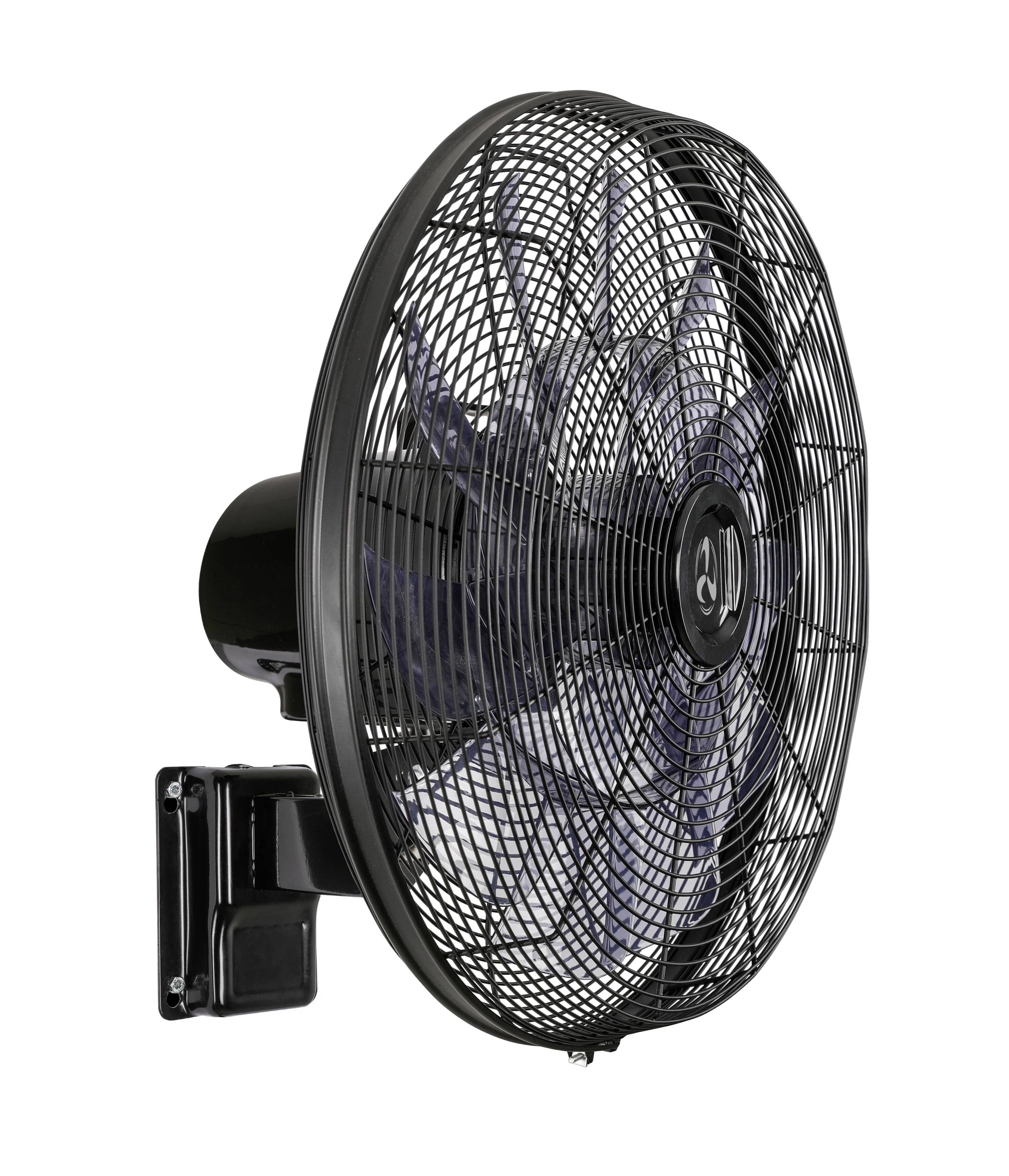 Černý nástěnný ventilátor s velkým ochranným krytem, zobrazený z boku. Ventilátor je namontován na nástěnném držáku.