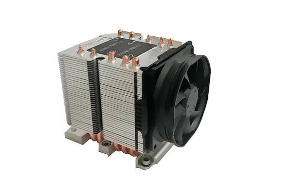 Chladič CPU s kovovými žebry a černým ventilátorem, namontovaný na platformě. Slouží k chlazení počítačových procesorů.