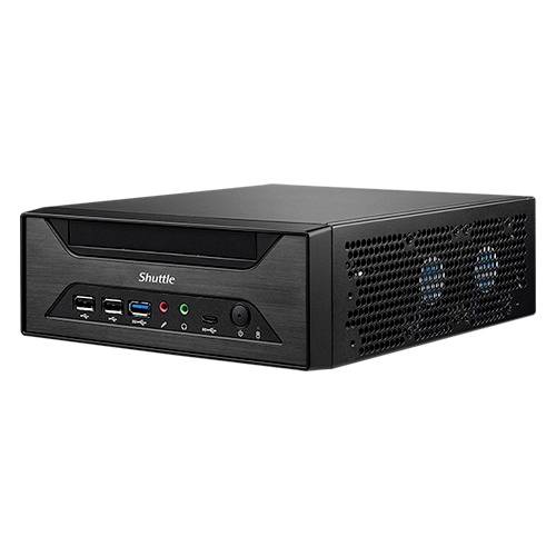 Kompaktní černý shuttle počítač, umístěný horizontálně. Na přední straně jsou USB porty, audio konektory a ovládací tlačítka.