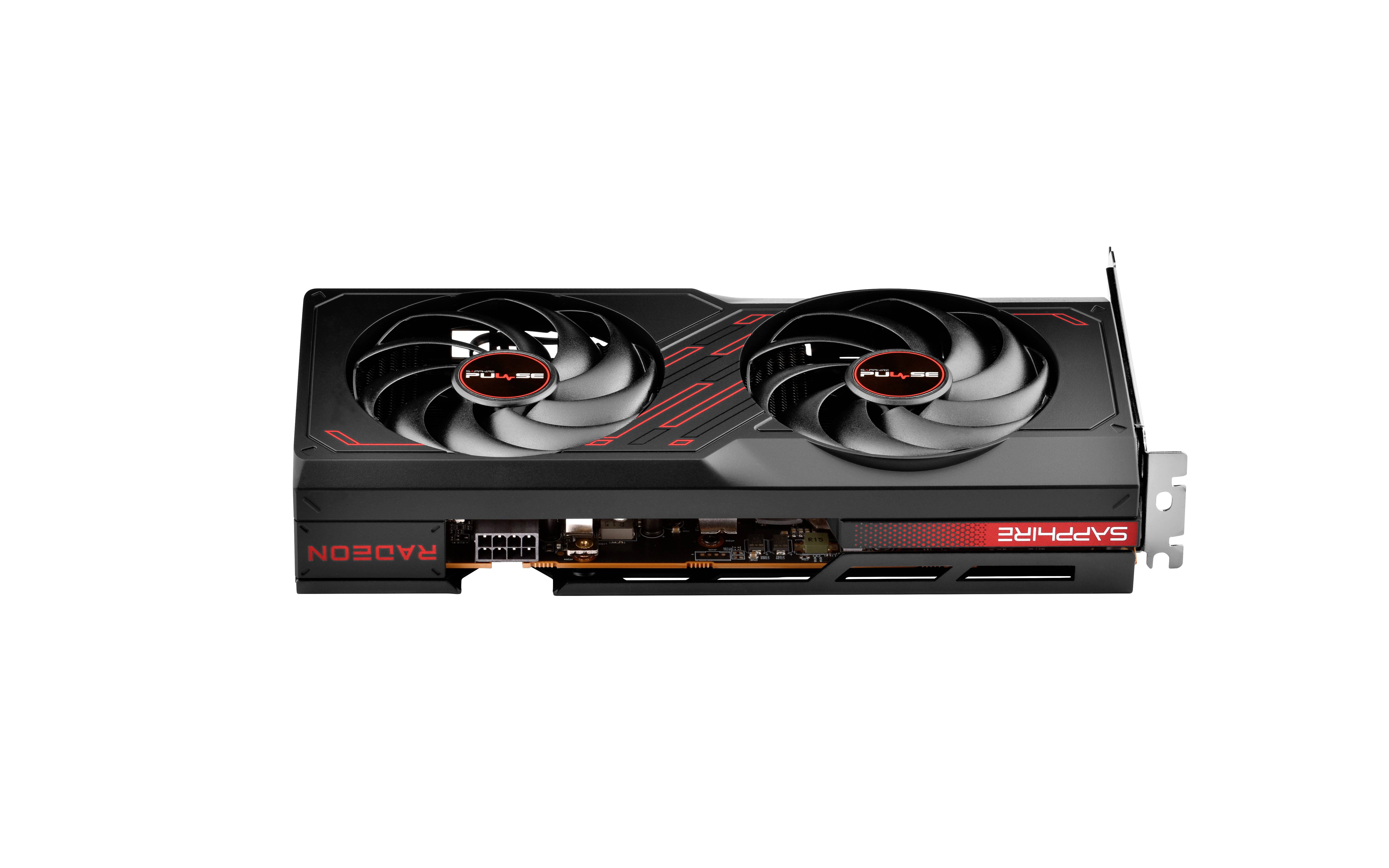 Grafická karta Radeon od ASUSu se dvěma velkými ventilátory, model 'TUF Gaming RX'. Černá s červenými akcenty. Pohled z boku.