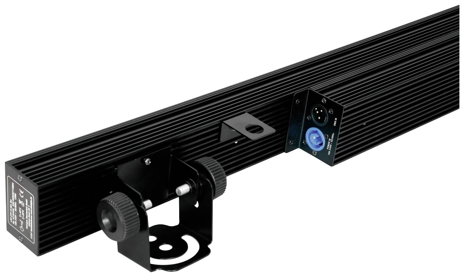 Černé světelné lištové zařízení s držákem a přípojkami na straně, umístěné před bílým pozadím. Používá se pro jevištní osvětlení.