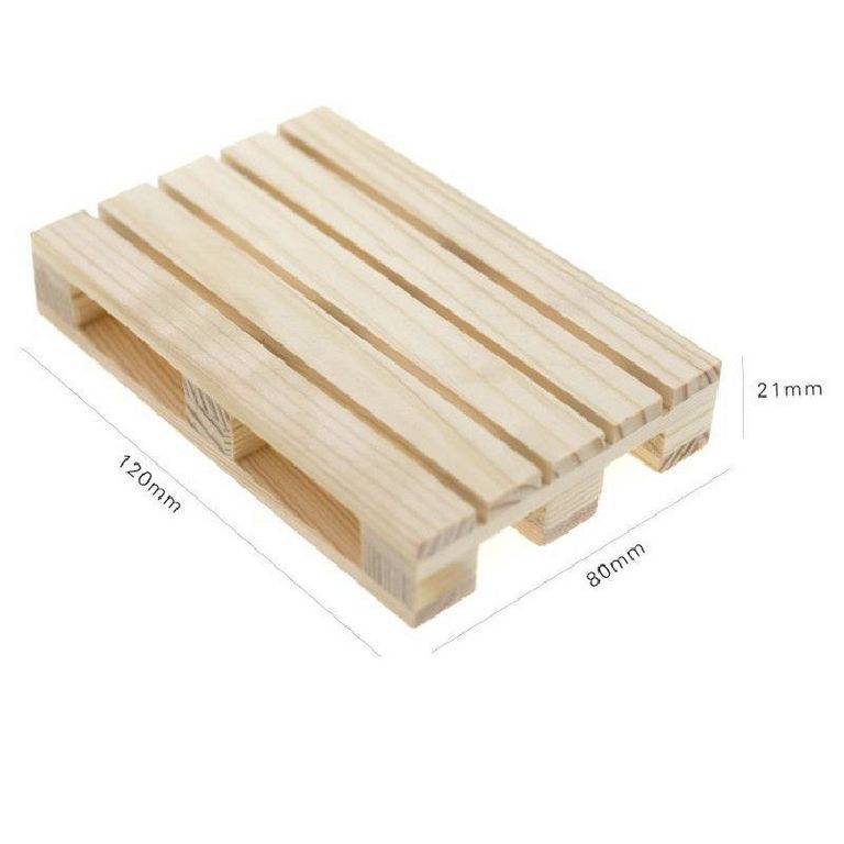 Malá dřevěná modelová paleta, 120 mm dlouhá, 80 mm široká a 21 mm vysoká. Používá se pro miniaturní displeje nebo dekorace.