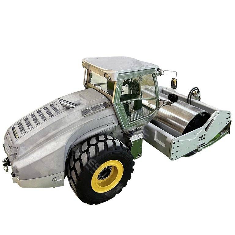 Velký kovový traktor s gumovými pneumatikami a válcem vzadu, vhodný pro zemědělské nebo průmyslové práce.