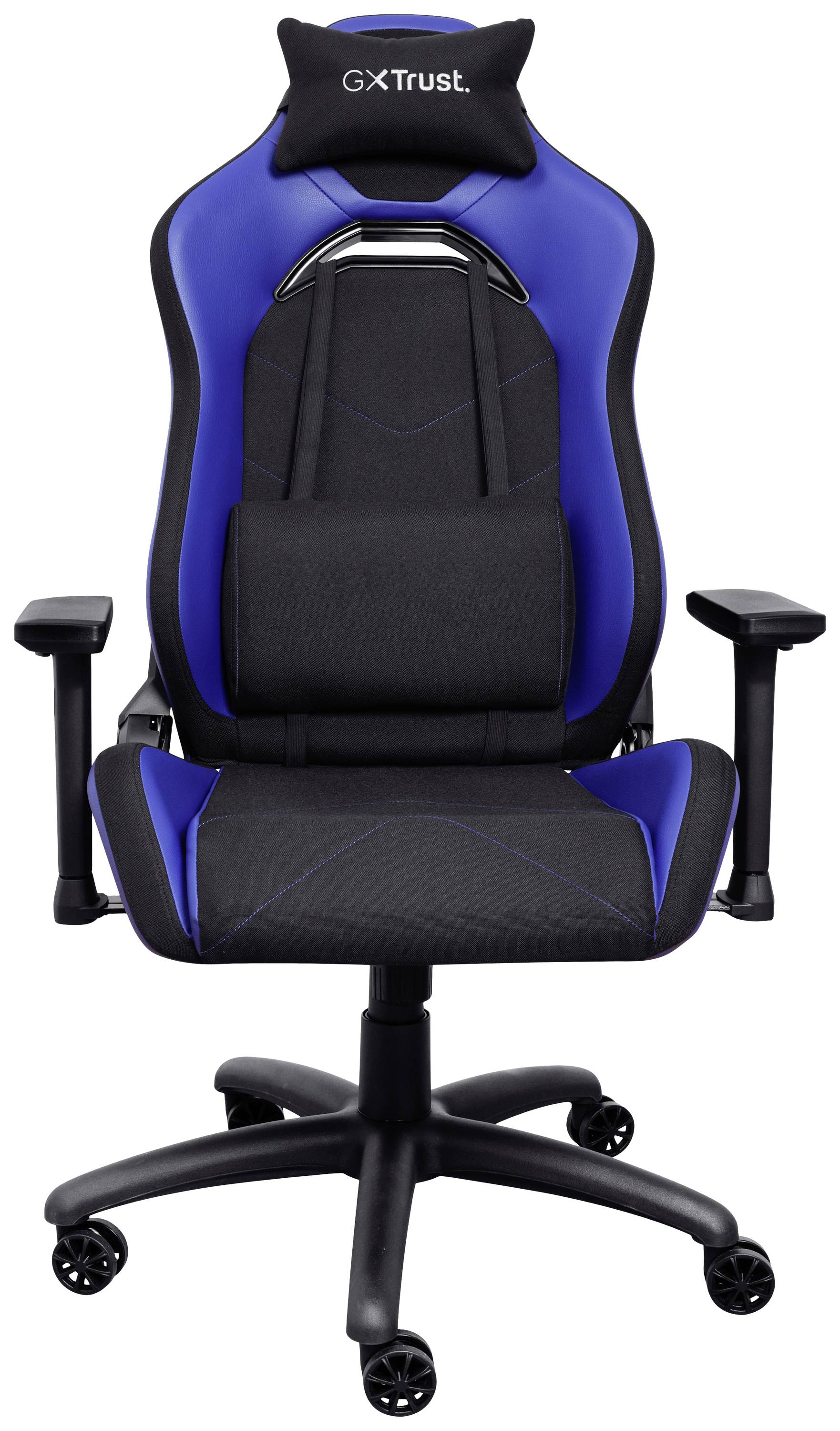 Herní židle s modrým čalouněním a černými akcenty. Má nastavitelné opěrky rukou a ergonomickou opěrku zad.