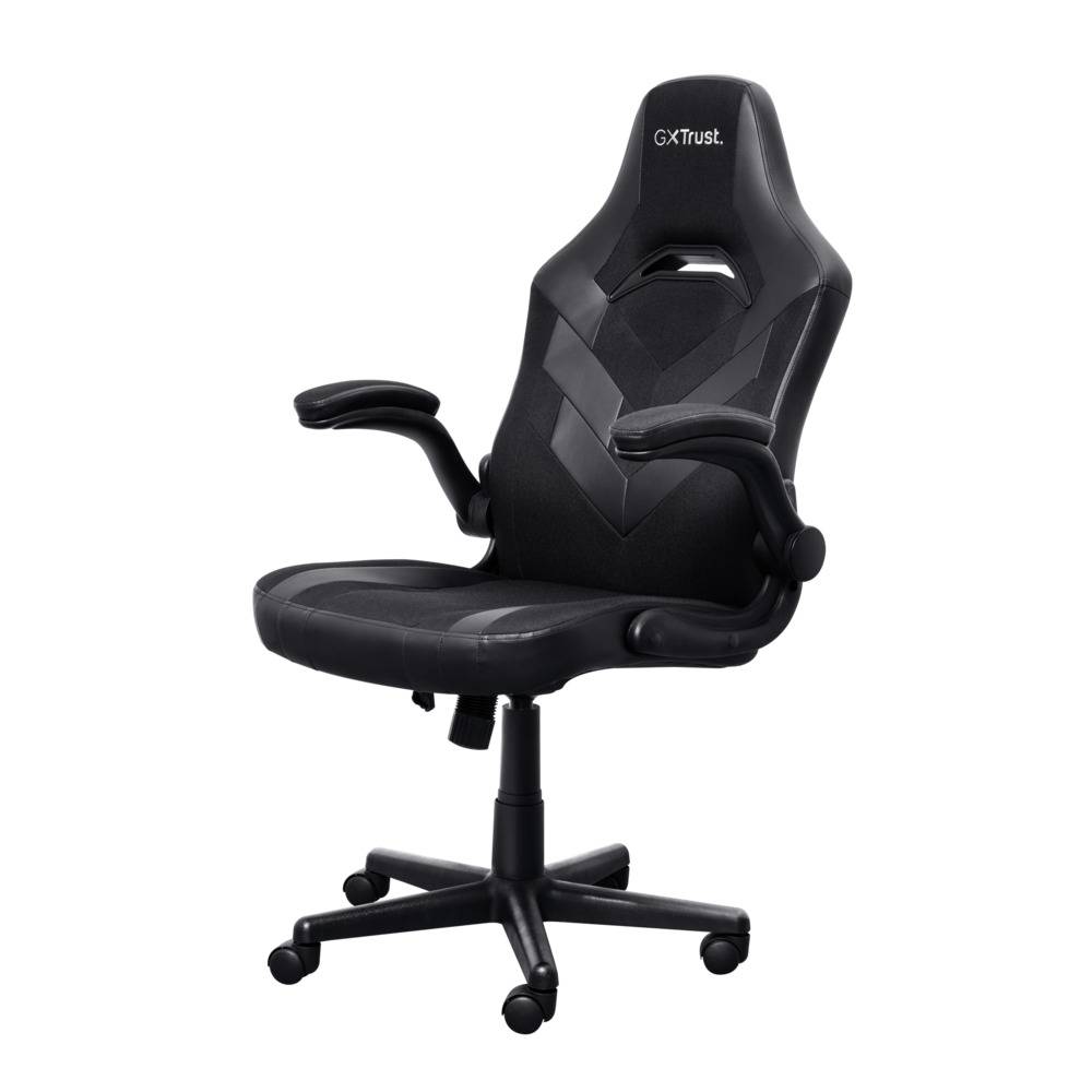 Černá ergonomická herní židle s nastavitelnými opěrkami rukou a otočnou základnou, vhodná pro pohodlné dlouhodobé sezení.