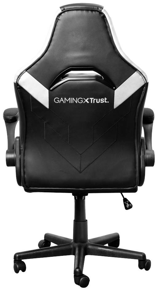 Černá herní židle s bílými akcenty. Na opěradle je napsáno 'GAMINGXTrust.' Židle má kolečka a područky.