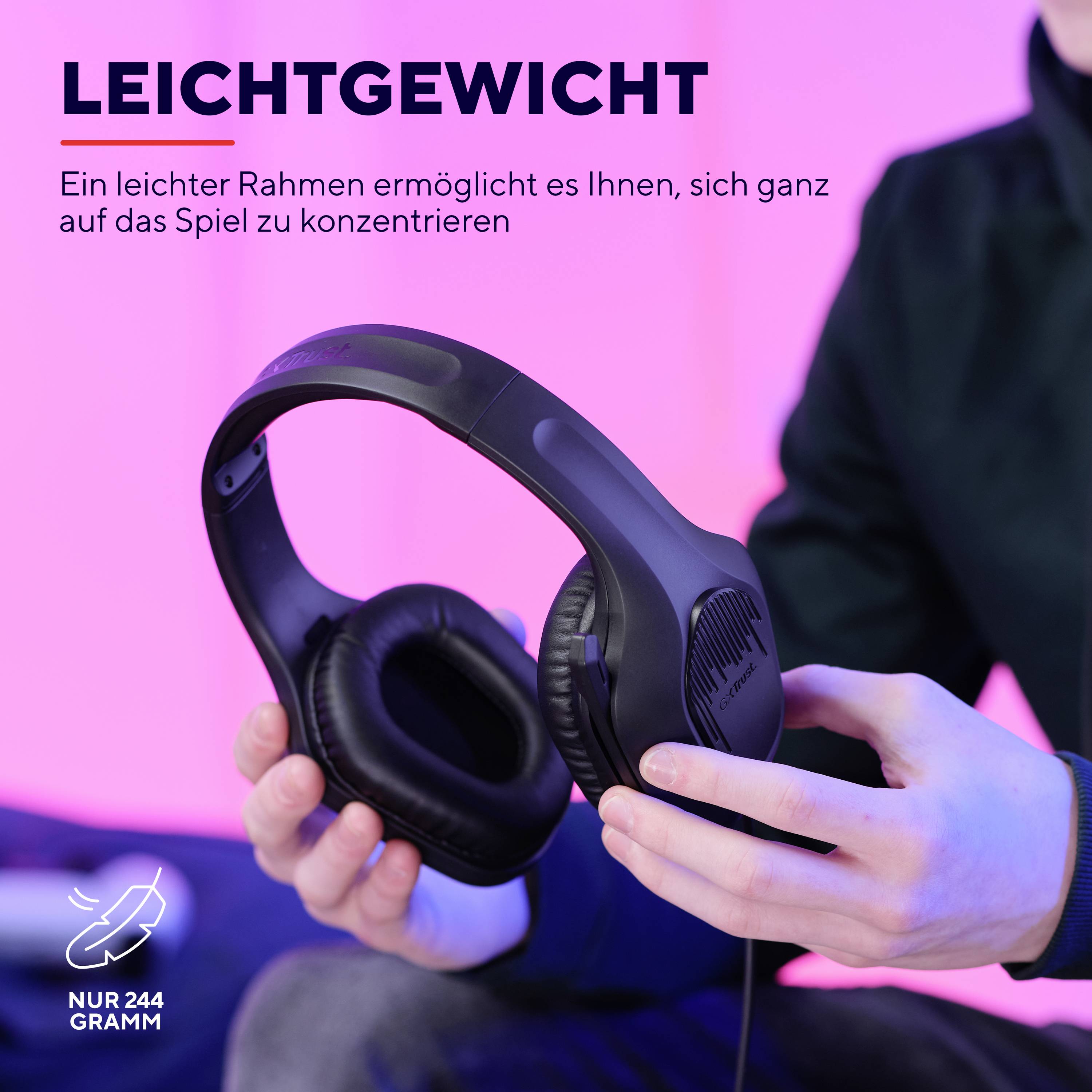 Lehký headset je držen osobou. Text: 'Lehká váha' a 'Pouhých 244 gramů'. Nabízí pohodlí při hraní.