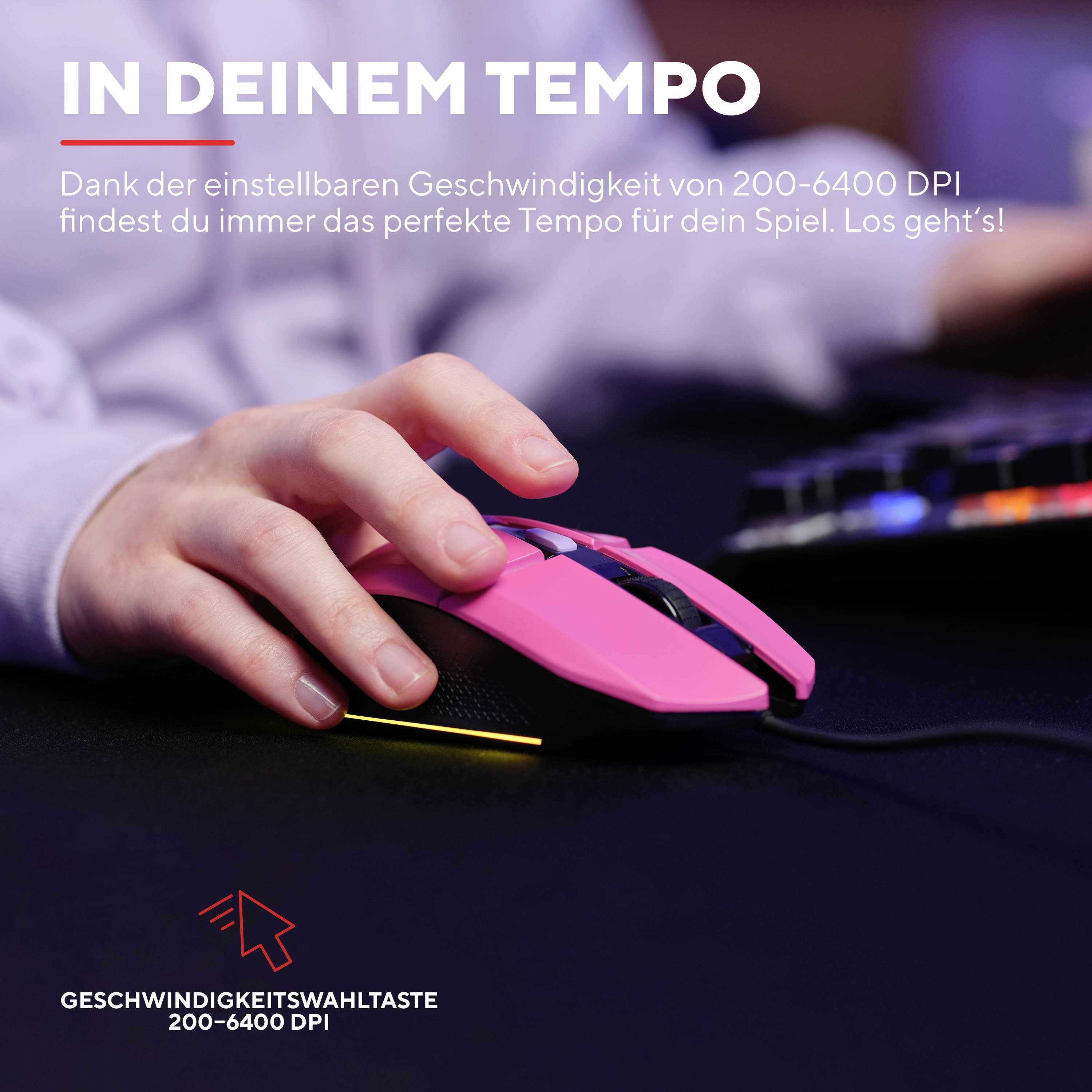 Osoba používá růžovou myš, vedle textu je nápis: 'Ve tvém tempu'. Poznámka odkazuje na nastavitelné rozlišení 200-6400 DPI.