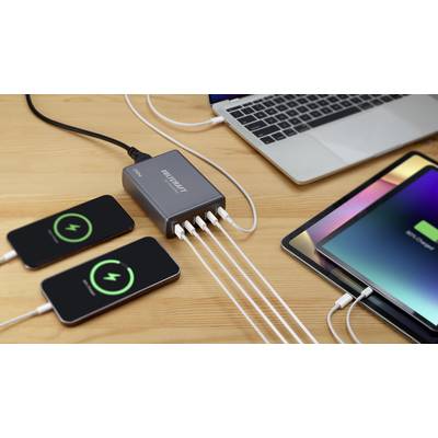 Multifunkční USB nabíječ současně nabíjí dva smartphony, tablet a notebook, přičemž všechna zařízení zobrazují nabíjecí symboly.