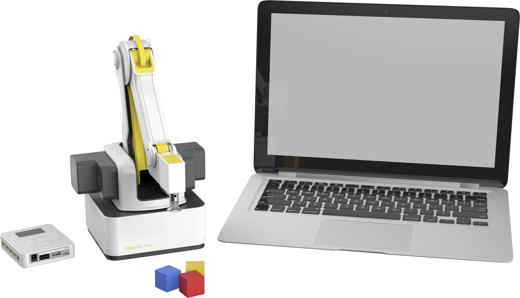 Vedle notebooku stojí malé robotické rameno. Poblíž jsou ovladač a tři barevné kostky. Robotické rameno je připraveno k provozu.