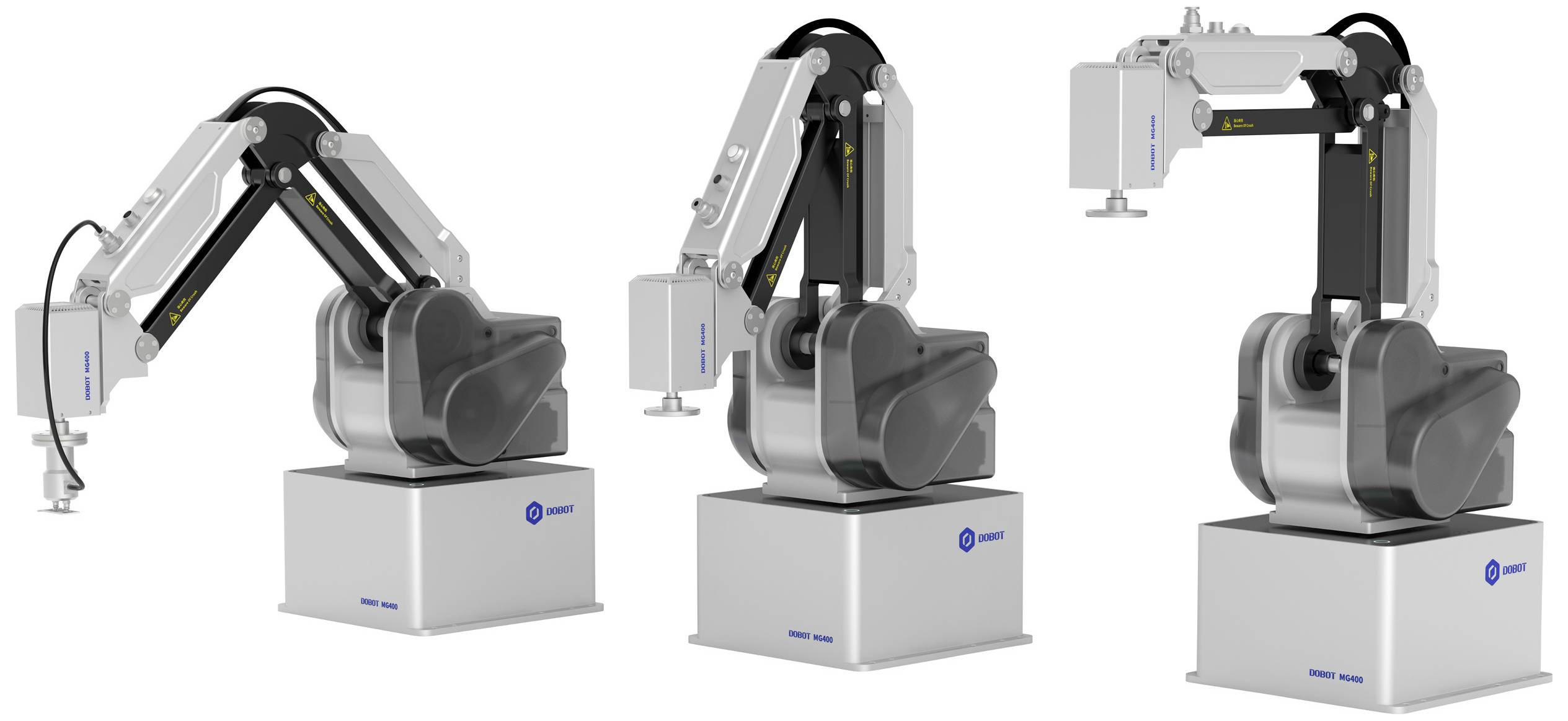 Tři průmyslové robotické paže s bílo-šedými kryty a černými klouby, namontované na obdélníkových podstavcích a umístěné vedle sebe.