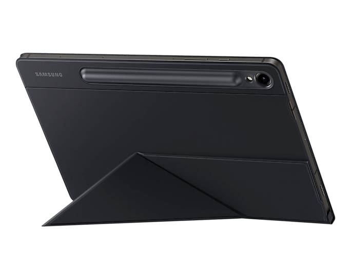 Černý tablet v obalu stojí lehce nakloněný a má pero připevněné na zadní straně. Je zobrazen pohled zezadu.