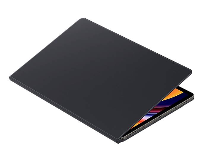 Částečně otevřený laptop, který odhaluje malou část obrazovky s křiklavými barvami. Zbystroj je zakrytý tmavým víkem.