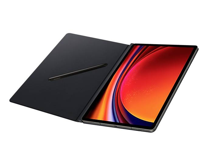 Tablet s osvětleným displejem v otevřeném černém pouzdře. Stylus je integrován přímo do pouzdra.