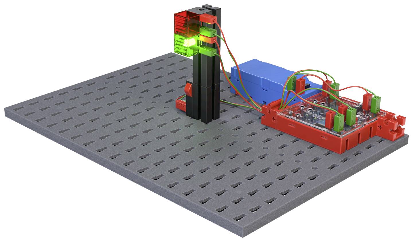 Experimentální optické uspořádání s laserovým paprskem, zrcadlem a elektronickými komponenty na děrované desce.