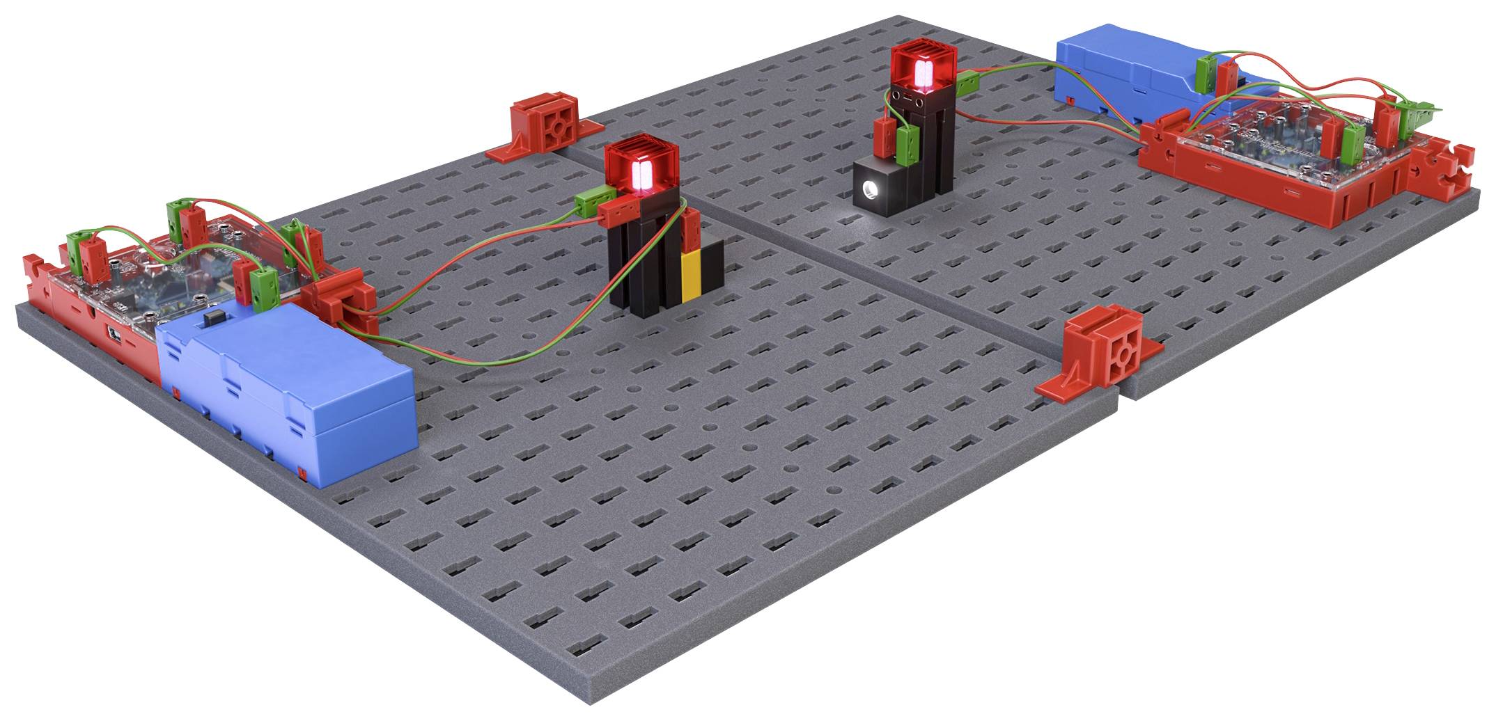 Elektronický obvod na nepájivém kontaktním poli s LED diodami a vodiči, komponenty v červené barvě. Slouží jako laboratorní model.