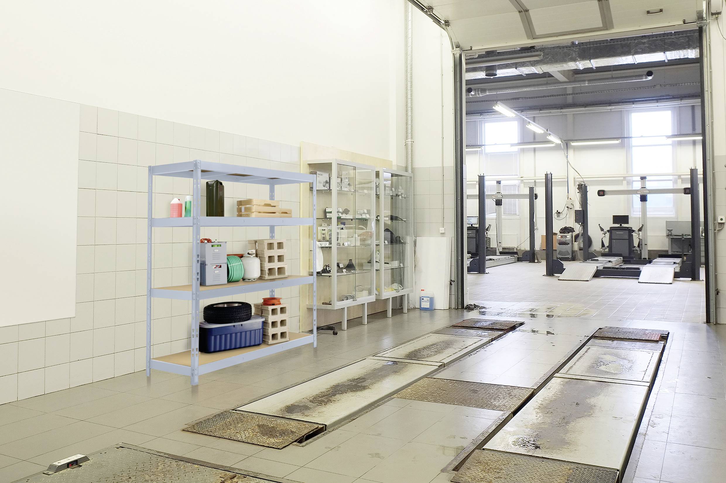 Velká dílna s několika zvedáky pro automobily a regálem na levé stěně, na kterém stojí různé autokosmetické produkty.